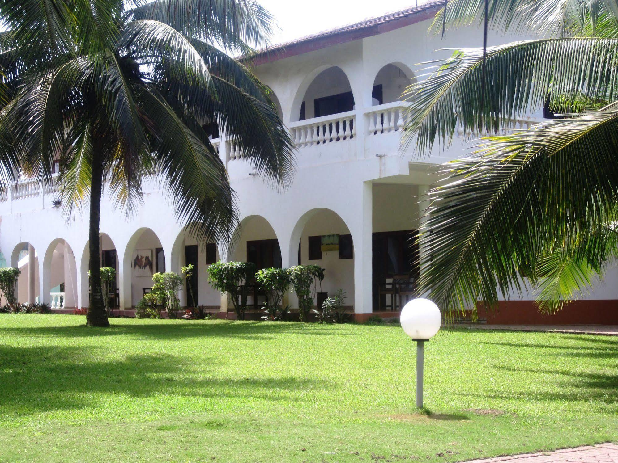 椰林海滩度假村 Elmina 外观 照片